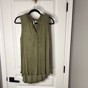 Cable & Gauge Olive Sleeveless Blouse